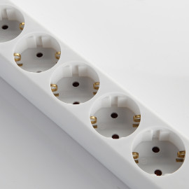 BASE MÚLTIPLE CON INTERRUPTOR 5 ENCHUFES Y 2 USB CABLE 3X1,5 1,4 METROS ALYCO
